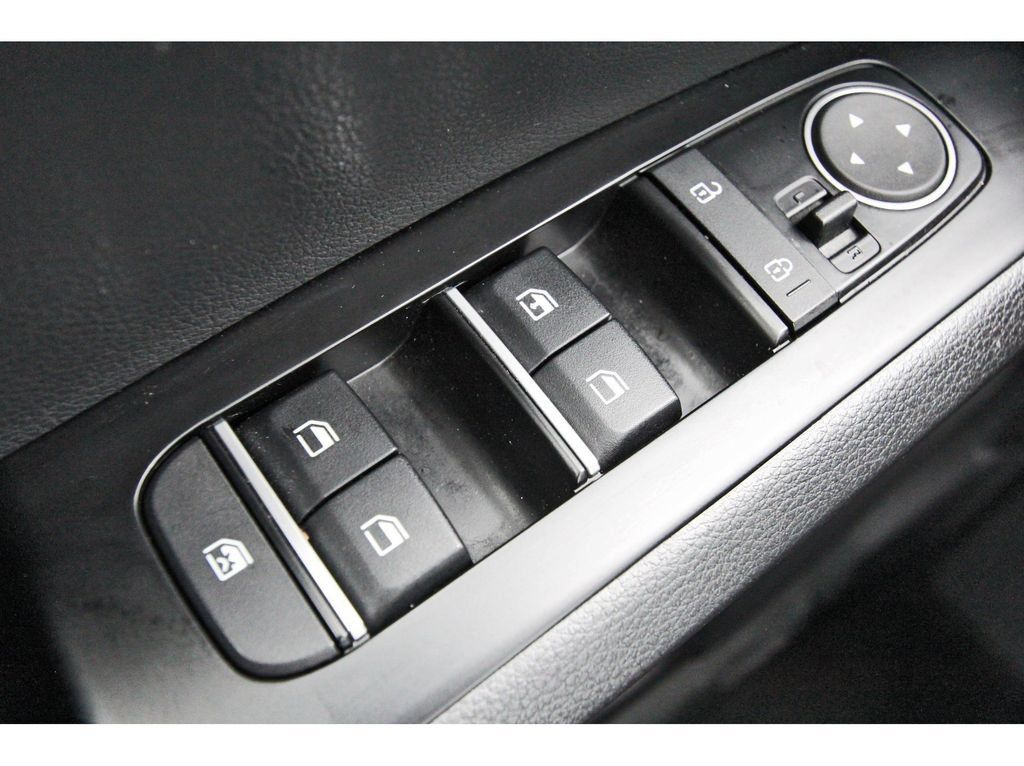 Used 2025 Kia Soul LX w/ LX Technology Package FWD image 21