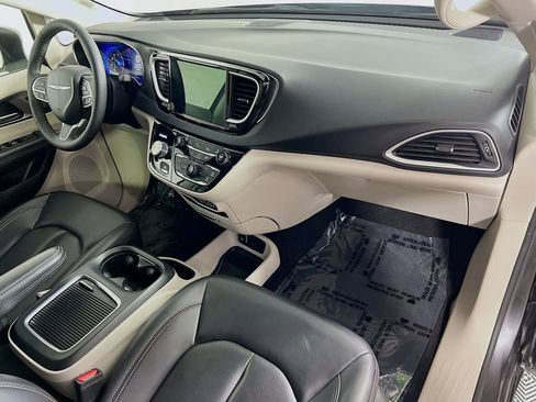 Used 2023 Chrysler Pacifica Touring-L FWD image 27