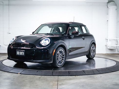 Used 2025 MINI Cooper 2-Door Hardtop image 3