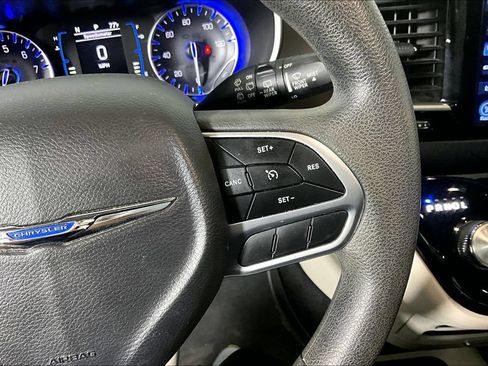 Used 2017 Chrysler Pacifica Touring Plus w/ Tire & Wheel Group FWD image 15