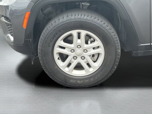 Used 2024 Jeep Grand Cherokee Laredo w/ Luxury Tech Group I AWD/4WD image 22
