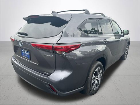 Used 2022 Toyota Highlander XLE AWD/4WD image 7