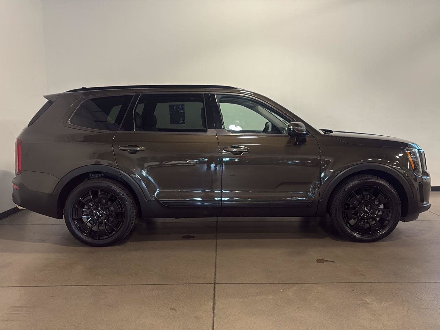 Used 2022 Kia Telluride SX w/ SX Prestige Package AWD/4WD image 2