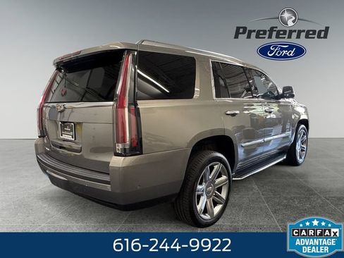 Used 2018 Cadillac Escalade Luxury AWD/4WD image 17