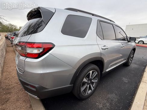 Certified 2025 Honda Pilot Touring image 4