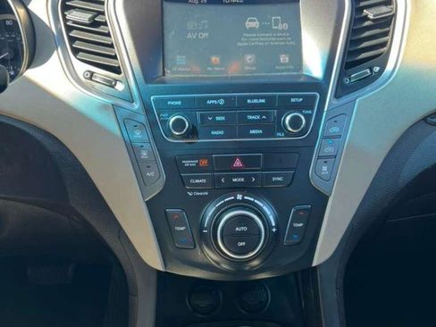 Used 2017 Hyundai Santa Fe SE image 27