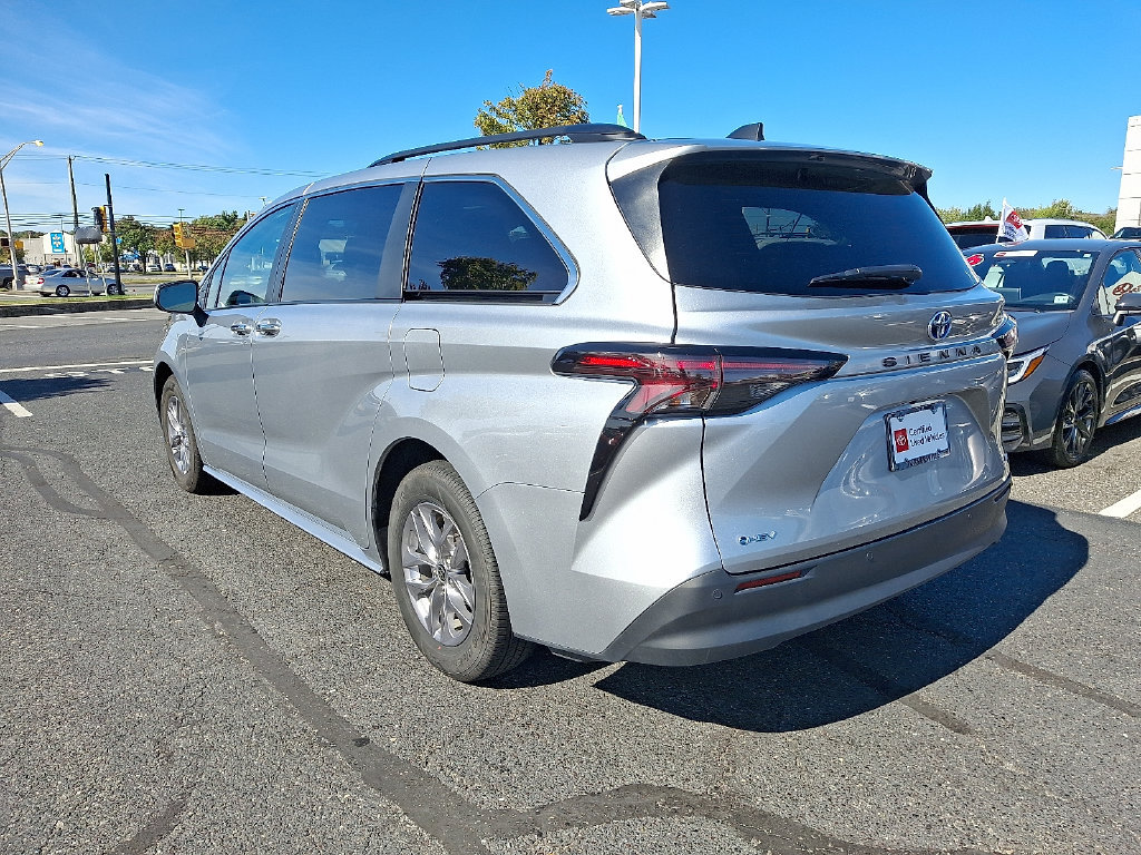 Certified 2025 Toyota Sienna XLE FWD image 4
