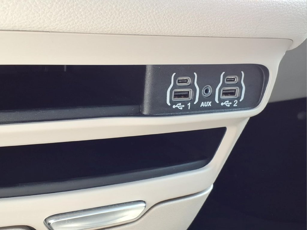 Used 2024 Chrysler Pacifica Limited FWD image 16