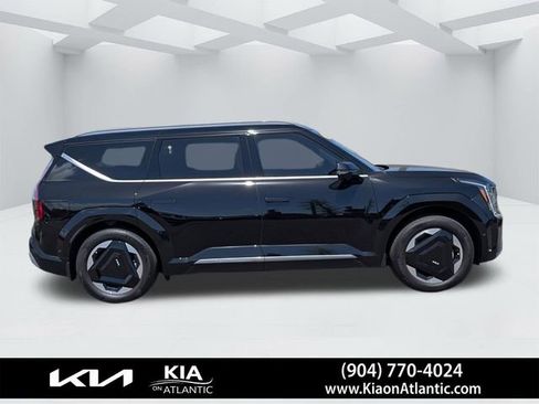 Used 2024 Kia EV9 Land image 2