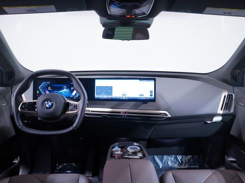 Used 2026 BMW iX xDrive60 image 10