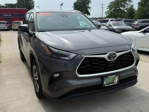 Used 2022 Toyota Highlander XLE AWD/4WD image 2