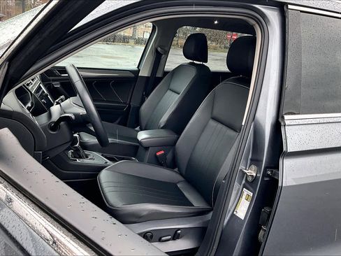 Used 2022 Volkswagen Tiguan SE w/ Panoramic Sunroof Package image 8