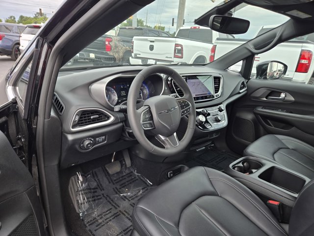 Used 2026 Chrysler Pacifica Select FWD image 2