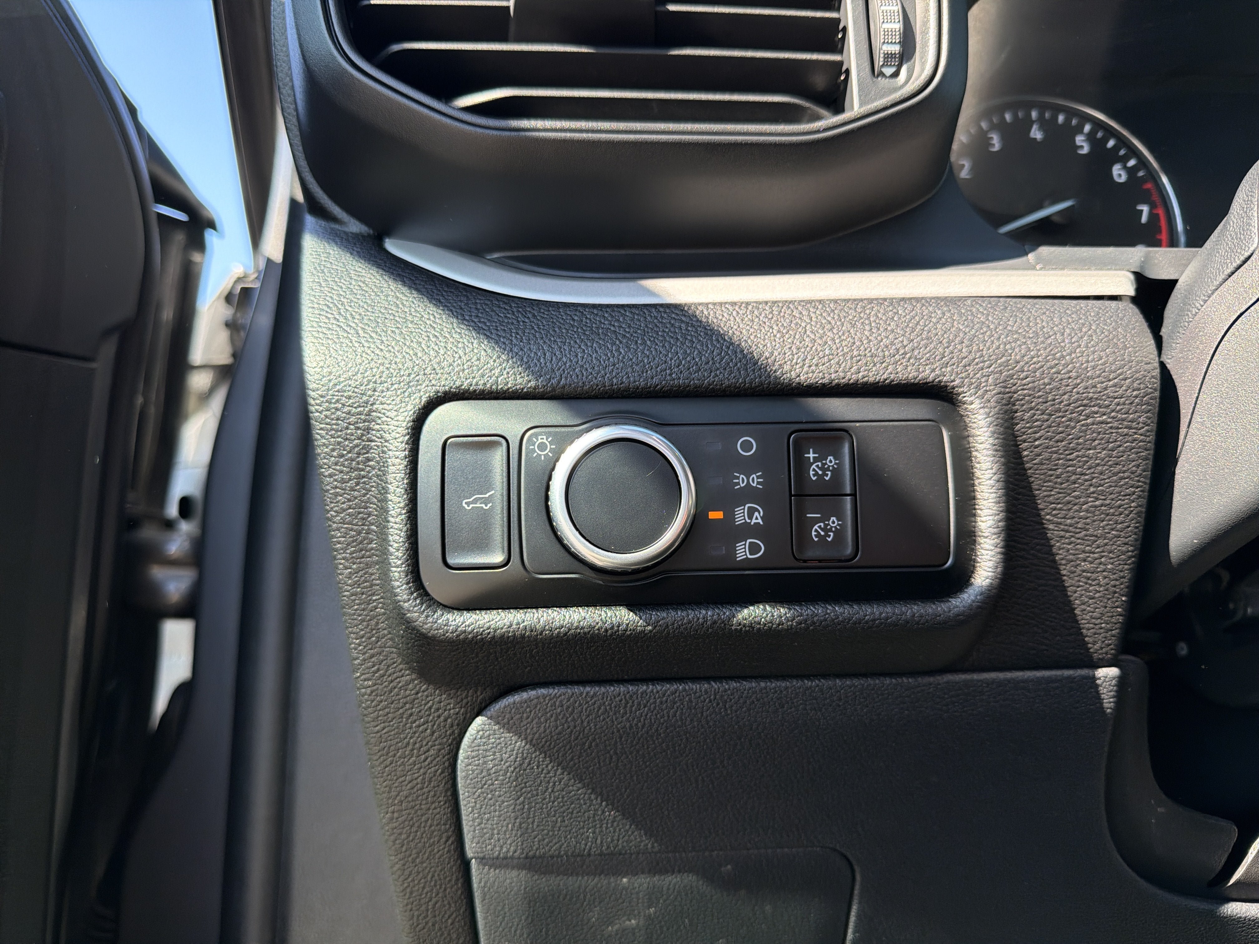 Used 2023 Ford Explorer XLT AWD/4WD image 16