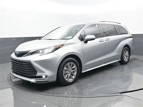 Used 2022 Toyota Sienna XLE image 26