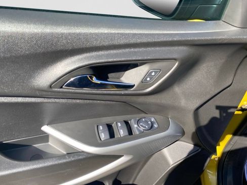 Used 2025 Chevrolet Trax RS FWD image 17