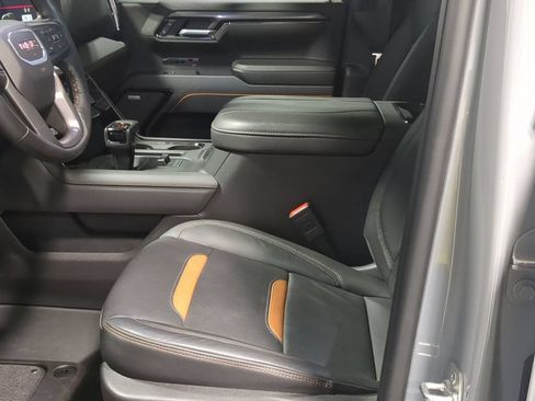 Used 2025 GMC Sierra 1500 AT4 w/ AT4 Premium Package AWD/4WD image 16