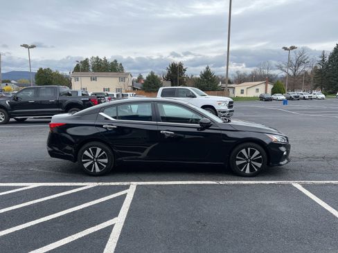 Used 2022 Nissan Altima 2.5 SV w/ SV Premium Package image 7