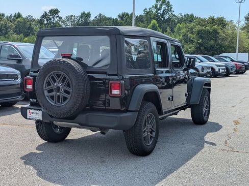 Used 2022 Jeep Wrangler Unlimited Sport AWD/4WD image 3