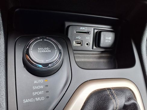 Used 2017 Jeep Cherokee Latitude w/ Cold Weather Group image 15