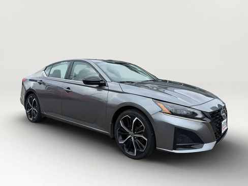 Used 2023 Nissan Altima 2.5 SR w/ SR Premium Package FWD image 1