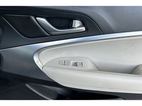 Used 2024 Genesis G70 2.5T image 19