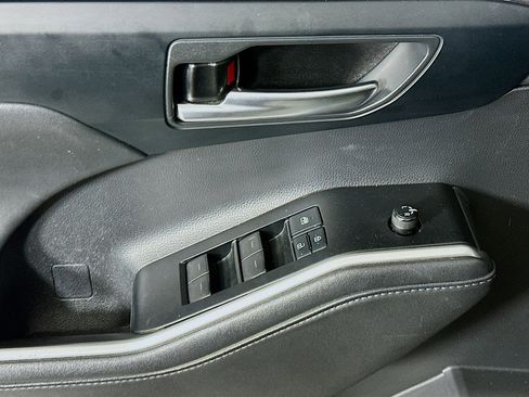 Used 2021 Toyota Highlander XLE FWD image 15