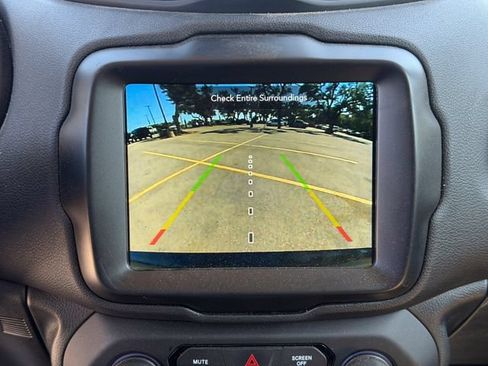 Used 2023 Jeep Renegade Latitude AWD/4WD image 15