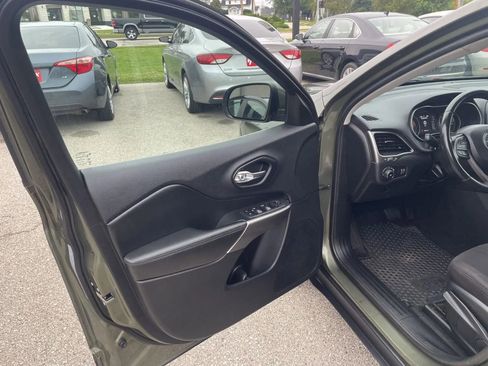 Used 2019 Jeep Cherokee Latitude w/ Cold Weather Group FWD image 9