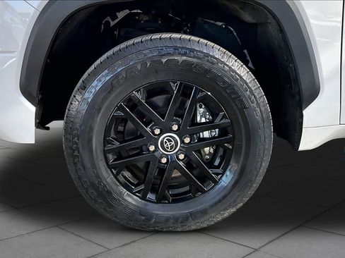 Used 2022 Toyota Tundra SR5 w/ SR5 Convenience Package AWD/4WD image 11