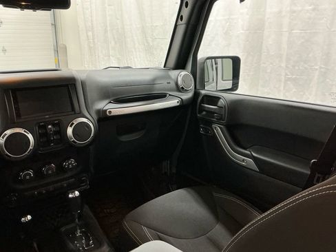 Used 2016 Jeep Wrangler Unlimited Rubicon w/ Connectivity Group image 29