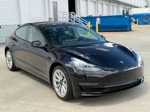 Used 2022 Tesla Model 3 Standard Range image 4