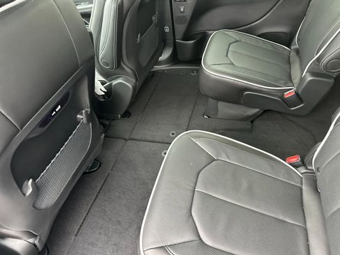New 2026 Chrysler Pacifica Limited image 12