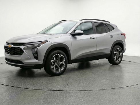 Used 2025 Chevrolet Trax LT w/ LT Convenience Package image 3