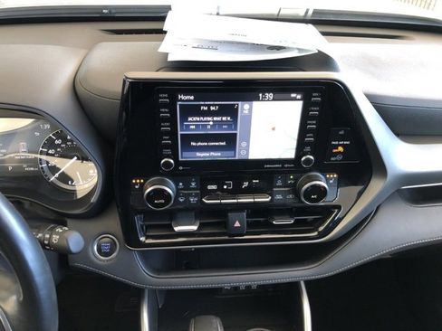 Used 2020 Toyota Highlander XLE image 25