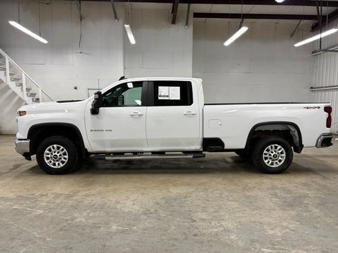 Used 2025 Chevrolet Silverado 2500 LT w/ Convenience Package AWD/4WD image 4
