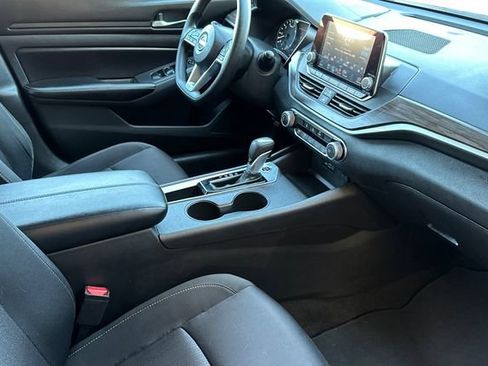 Used 2025 Nissan Altima 2.5 SV FWD image 17