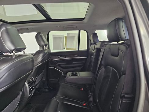 Used 2022 Jeep Grand Cherokee Limited image 20