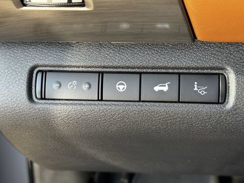Used 2024 Nissan Pathfinder Platinum FWD image 18