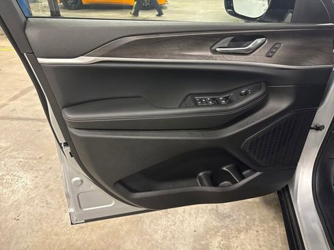 New 2025 Jeep Grand Cherokee Limited image 10