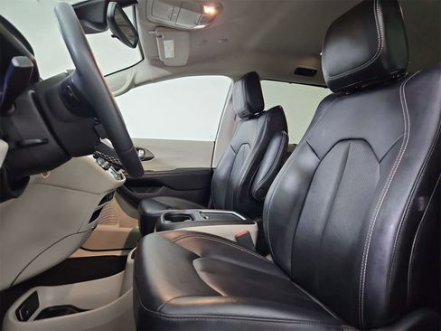 Used 2024 Chrysler Pacifica Touring-L image 16