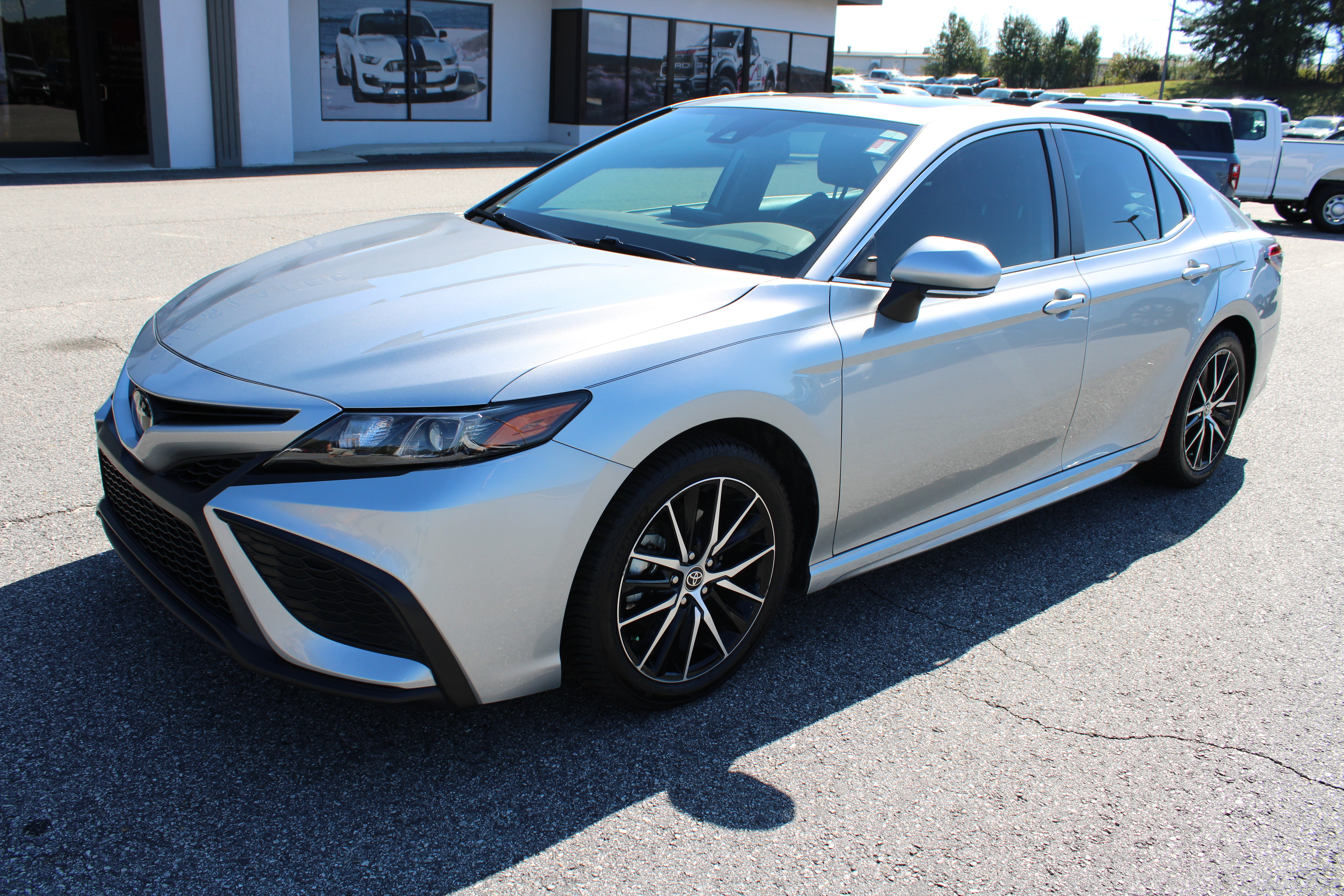 Used 2022 Toyota Camry SE w/ Audio Upgrade Package FWD image 2