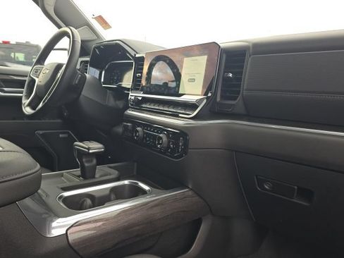 Used 2022 Chevrolet Silverado 1500 LTZ w/ LTZ Convenience Package II AWD/4WD image 22