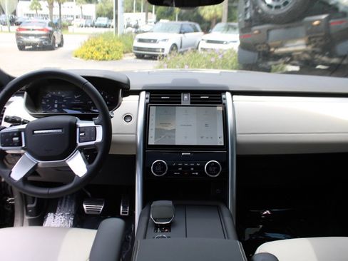 Certified 2024 Land Rover Discovery Dynamic SE image 29