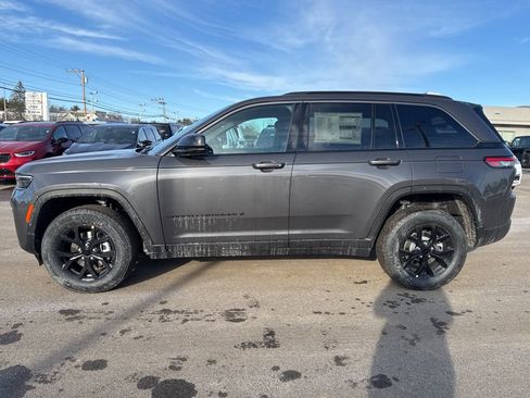 New 2026 Jeep Grand Cherokee Laredo image 2