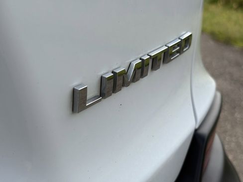 Used 2019 Jeep Cherokee Limited image 11