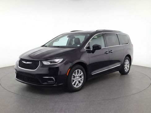 Used 2024 Chrysler Pacifica Touring-L image 3