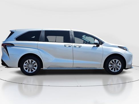 Certified 2025 Toyota Sienna LE FWD image 4