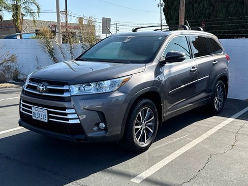 Used 2019 Toyota Highlander XLE AWD/4WD image 2