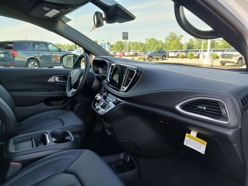 New 2027 Chrysler Pacifica Select AWD/4WD image 15